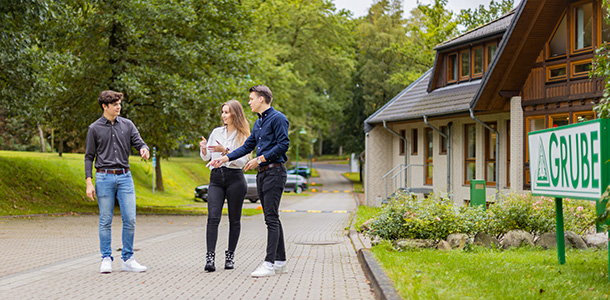 Individuell gestaltete Tassen auf einem Tisch
