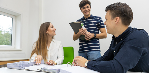 3 junge Menschen unterhalten sich